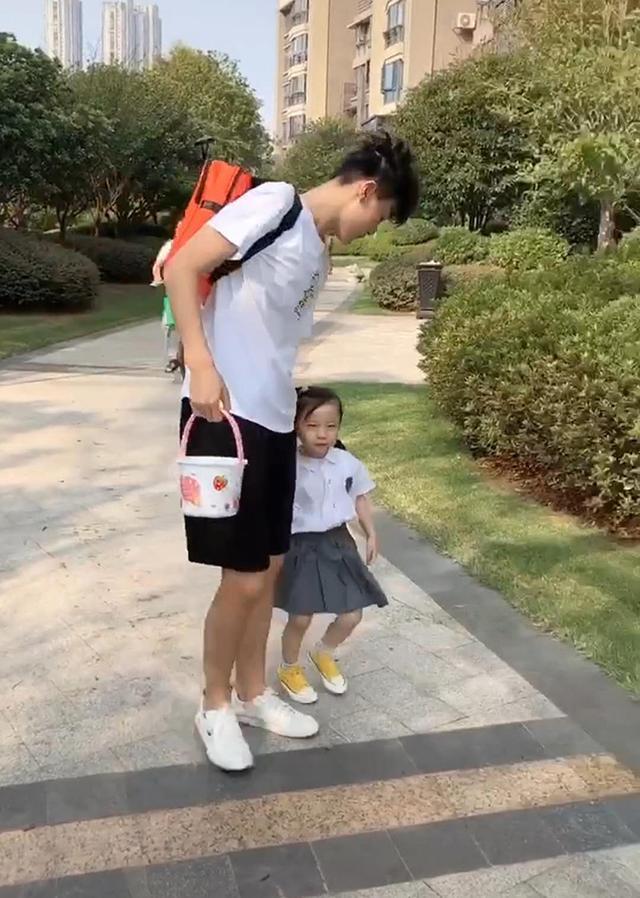 幼儿园|大20岁的哥哥送妹妹去上学,怕被老师误会是爸爸,费尽心思扮年轻