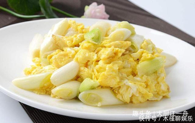 炒鸡蛋|炒鸡蛋,直接下锅煎就错啦,多做这两步,鸡蛋松散鲜嫩还显多