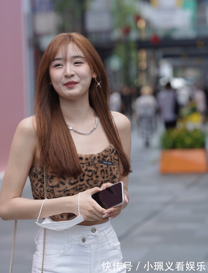 撞衫率|小姐姐的“豹纹背心”,舒适又精致,让你轻松做人群中的“焦点”