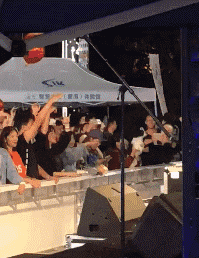 |搞笑GIF:大哥你这样真的好吗,考虑过妹子的感受吗