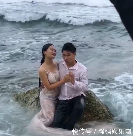 拍婚纱照|新人拍婚纱照忘我拥吻,忽然一阵浪袭来,网友:没眼看