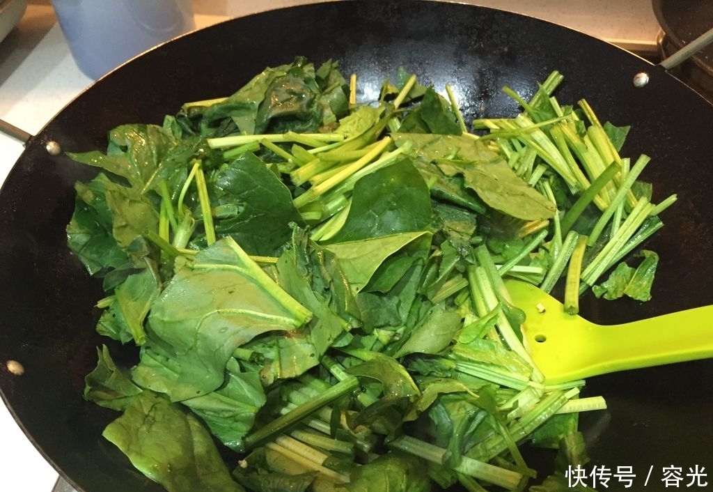 光滑|菠菜和它一起炒,视力越来越好,还能淡化皱纹,皮肤更加细腻光滑