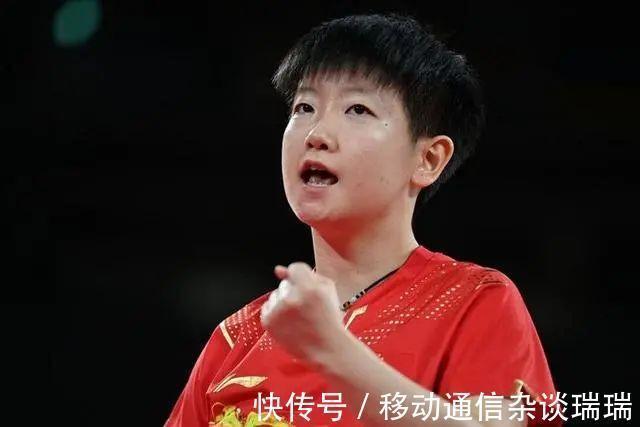 颁奖礼|颁奖后,王楚钦为何主动找莎莎合影?曼昱扑向肖战,莎莎让人心疼