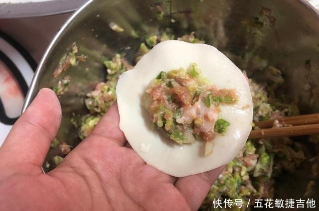  不停|冬天饺子最爱这个馅，比韭菜香多了，一口一个吃不停嘴，特解馋