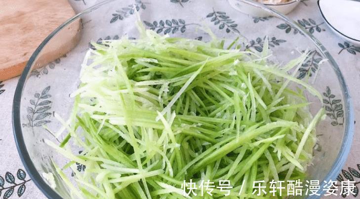 炸萝卜丸子,牢记调馅方法,出锅后外酥里嫩,好吃得停不下来