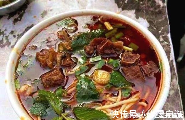 云南懒得取名字的牛肉面馆,老板非吼即骂,
