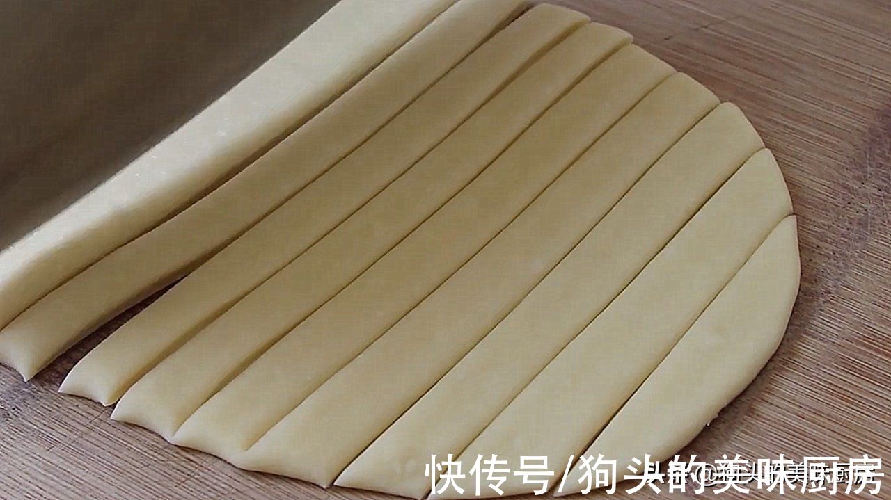 5块钱一斤的手指饼，2碗面粉1个鸡蛋，教你在家做，香酥可口
