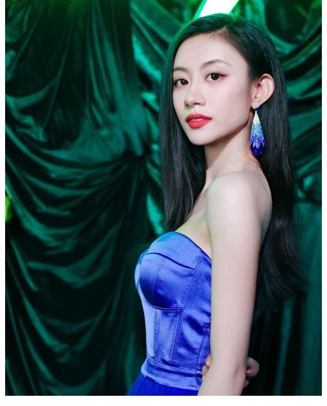 《好声音》结束后，这三位学员发单曲，她开启巡演，学员差距明显