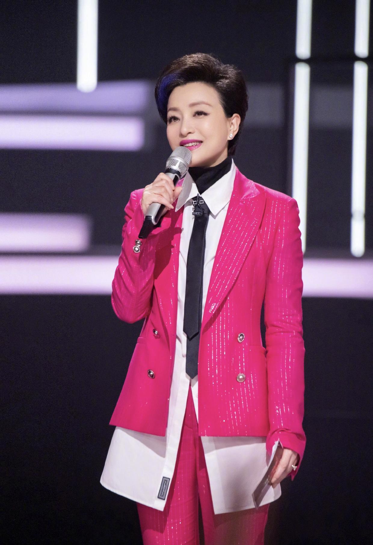 黑白配|杨澜真是“60后的骄傲”,小香风外套配百褶裙端庄稳重,高贵典雅