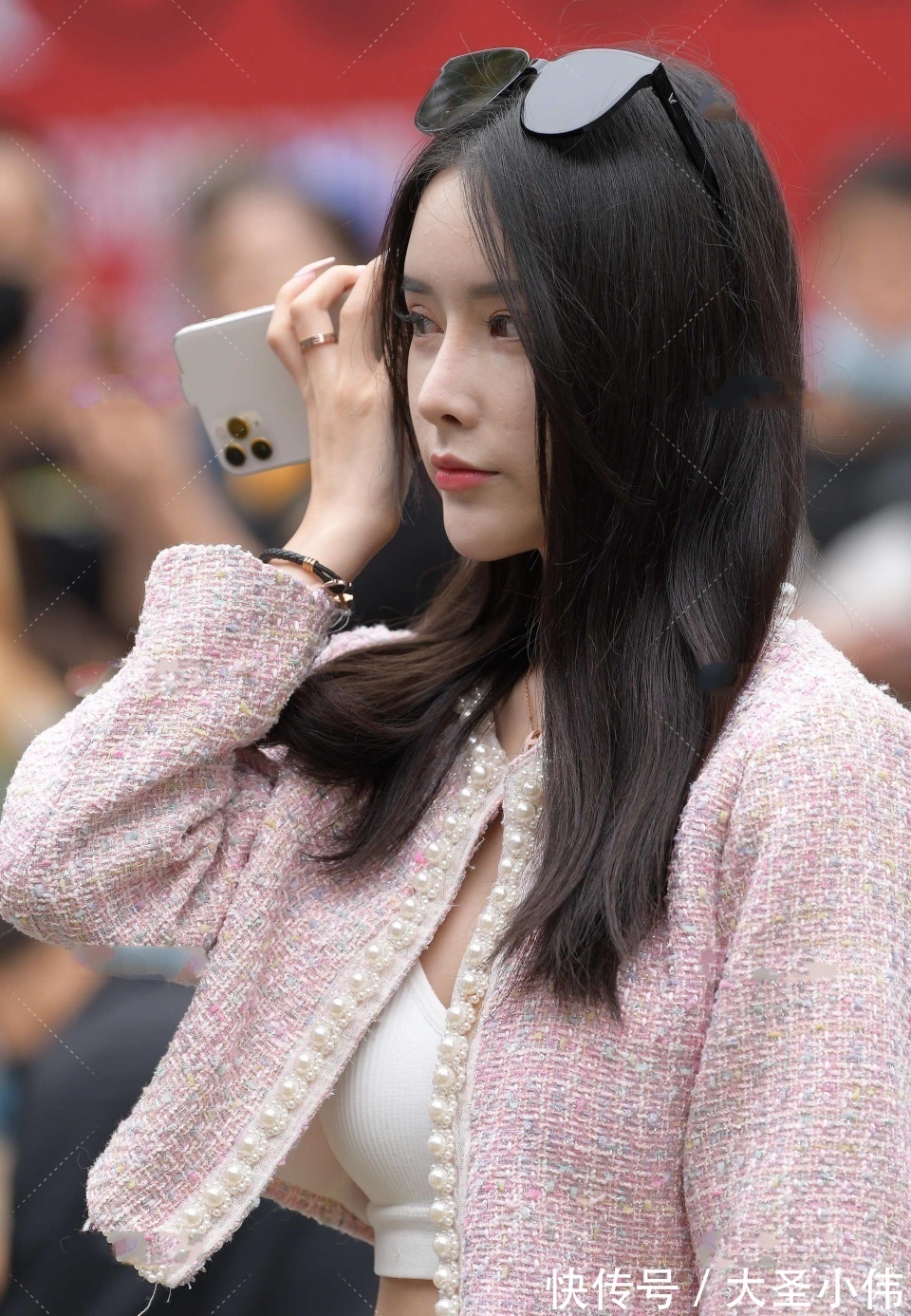 大街|美女街拍:在大街上,一眼就发现了这位姐姐,虽然不是最美丽,但最引人注目: