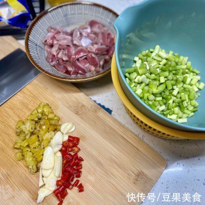 快手|十分钟快手菜爽脆双椒鸡胗（爆辣），比外卖强