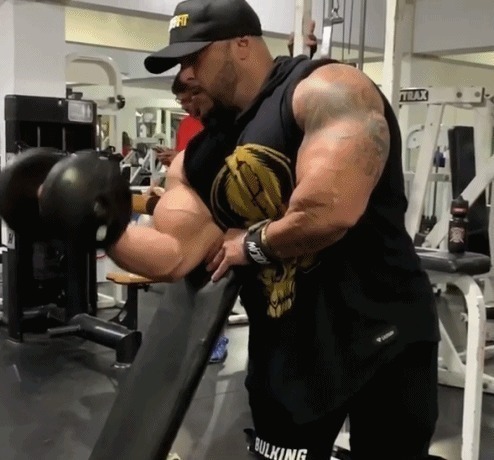 女儿|体重230斤，臂围55厘米的肌肉巨人，在女儿面前依然童心未泯