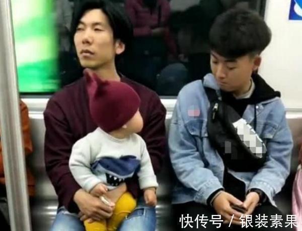 奶爸|“痴情宝宝”地铁上撩小哥哥火了,奶爸看啥呢亲爹在这呢!