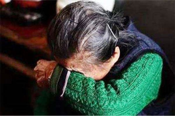 动作|宝宝意外掉床,奶奶的动作让宝宝直接停止呼吸,不少家长都这样做