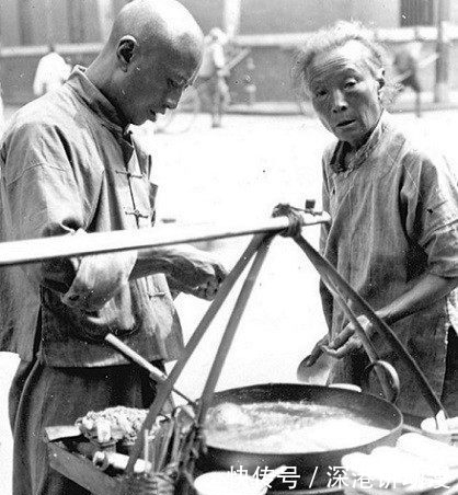 罕见|罕见老照片:40年代的街头小吃,第二张煎蛋饼让人吃惊!