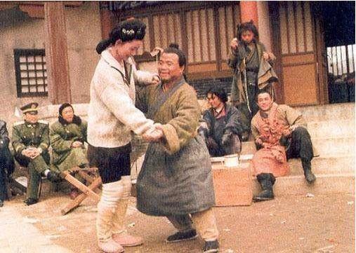 好好学习!她曾是最美“潘金莲”,红极一时嫁入中国,今成为拉面馆老板娘!