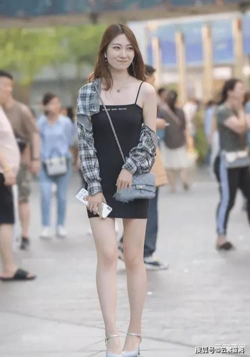  女士在穿搭中会有什么奇思妙想？吊带裙搭配衬衣，非常新颖洒脱