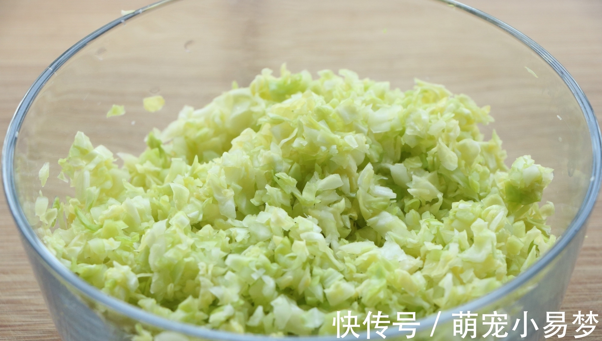 包菜还可以这样吃，皮薄馅大，金黄酥脆，一人吃一盘都不腻，香！