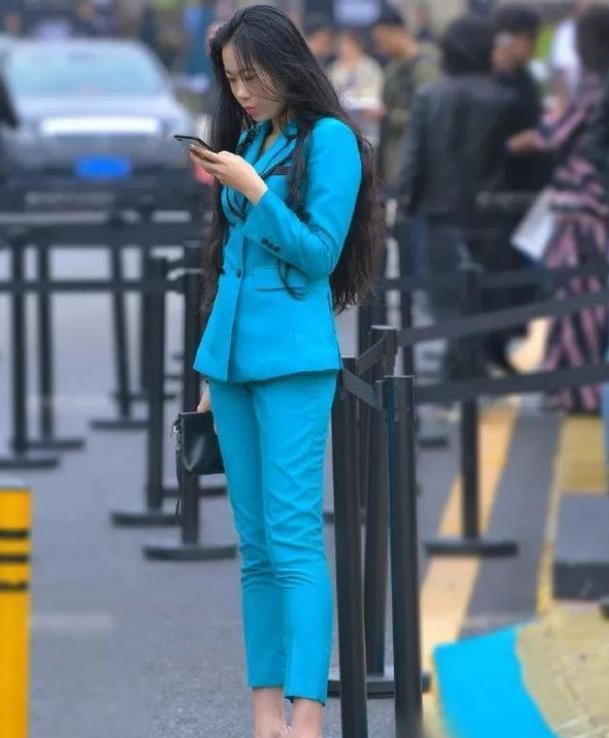 街拍:青春时髦的气质美女,黑色的一套打扮显瘦显身姿