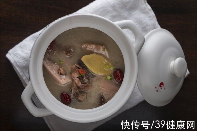 鱼汤|汤的营养比肉高？乳白色汤更滋补？实验检测了4种汤，告诉你真相