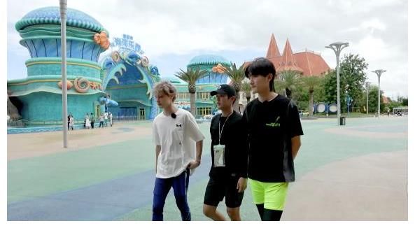 利路修重返海花岛|《完美的夏天2》利路修重返海花岛，玩近乎垂直水滑梯可太猛了