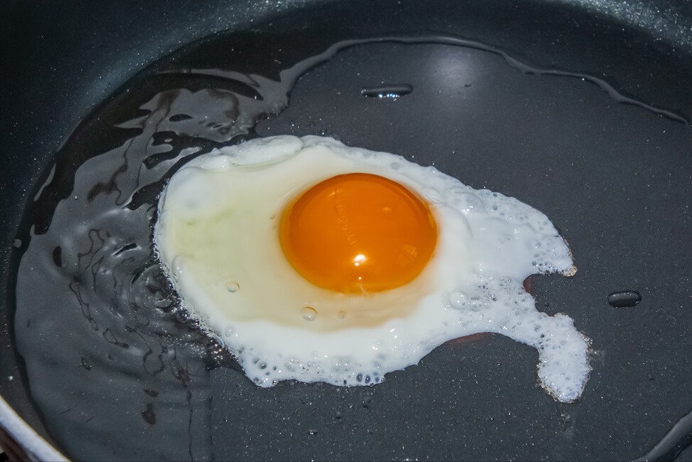 煎荷包蛋，用热油还是凉油大厨教你2个技巧，香嫩圆润不粘锅
