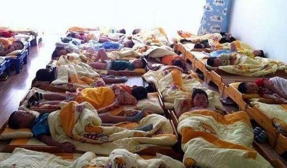 家长群|幼儿园老师发孩子午睡照片,看到照片后,家长群里却闹腾了起来