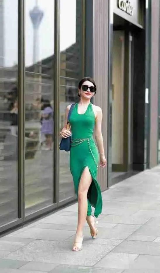 小姐姐穿上绿色裙子,绿色穿在身上也是把自己显得更加白皙