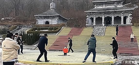 “豪横舅舅”带8个外甥过假期，吃饭排队出门，一顿能吃6斤米