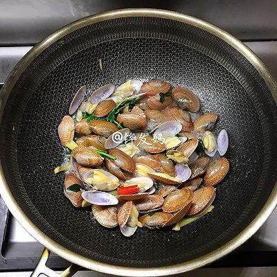 九层塔叶炒花蛤