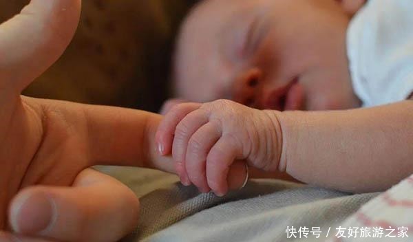 孩子|新生儿该怎么睡医生建议抱着睡好处多,但过了这个月份要停止