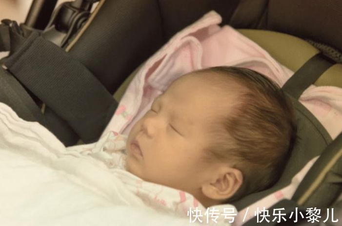 母乳喂养|母乳喂养的尴尬时刻:宝宝在公共场合饿得直哭,宝妈到底喂不喂?