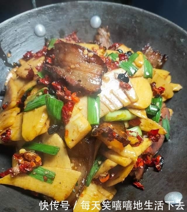 同学请客吃饭,一共6道菜,虽然看着不咋地,但是食材货真价实