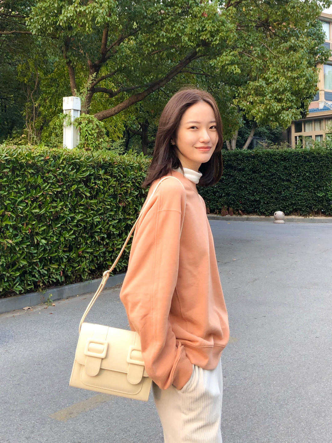 搭配 快收起你的碎花裙!今年秋天流行这几款裙子,减龄洋气又百搭