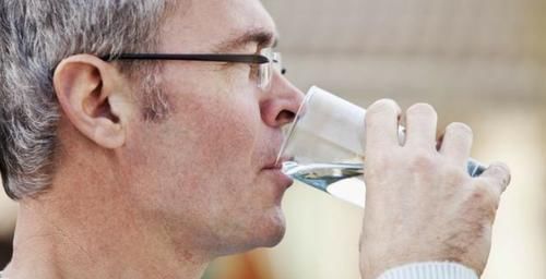 得了痛风就不能喝酒?其实痛风最应该远离4类食物,不妨了解一下