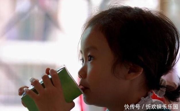 提醒别在3个时间强迫孩子喝水,容易积食还伤脾,父母长点心