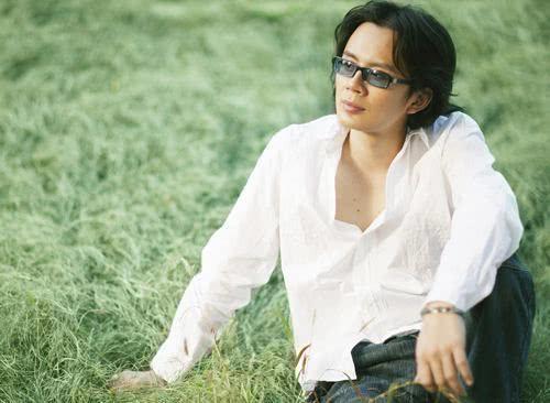 女孩子!2002年歌曲《丁香花》爆红,歌词里唱的亡者是谁?你知道吗?