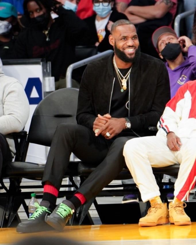 詹姆斯|父子籃球！媒體曬詹姆斯今日觀戰(zhàn)大兒子布朗尼比賽組圖