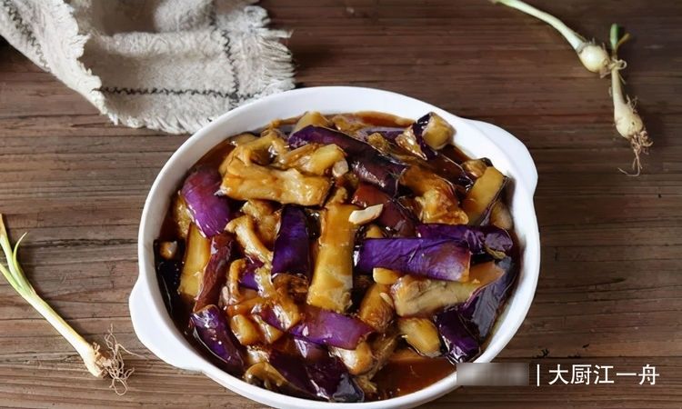 中老年人|炒茄子，先放油就错了，大厨教你炒茄子不吸油的做法，好吃又解馋