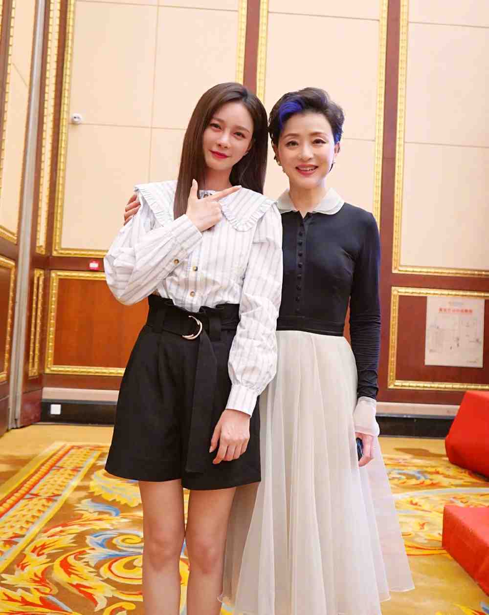 杨澜与老公携手出席活动,穿紫色连衣裙端庄大气,网友:性感撩人