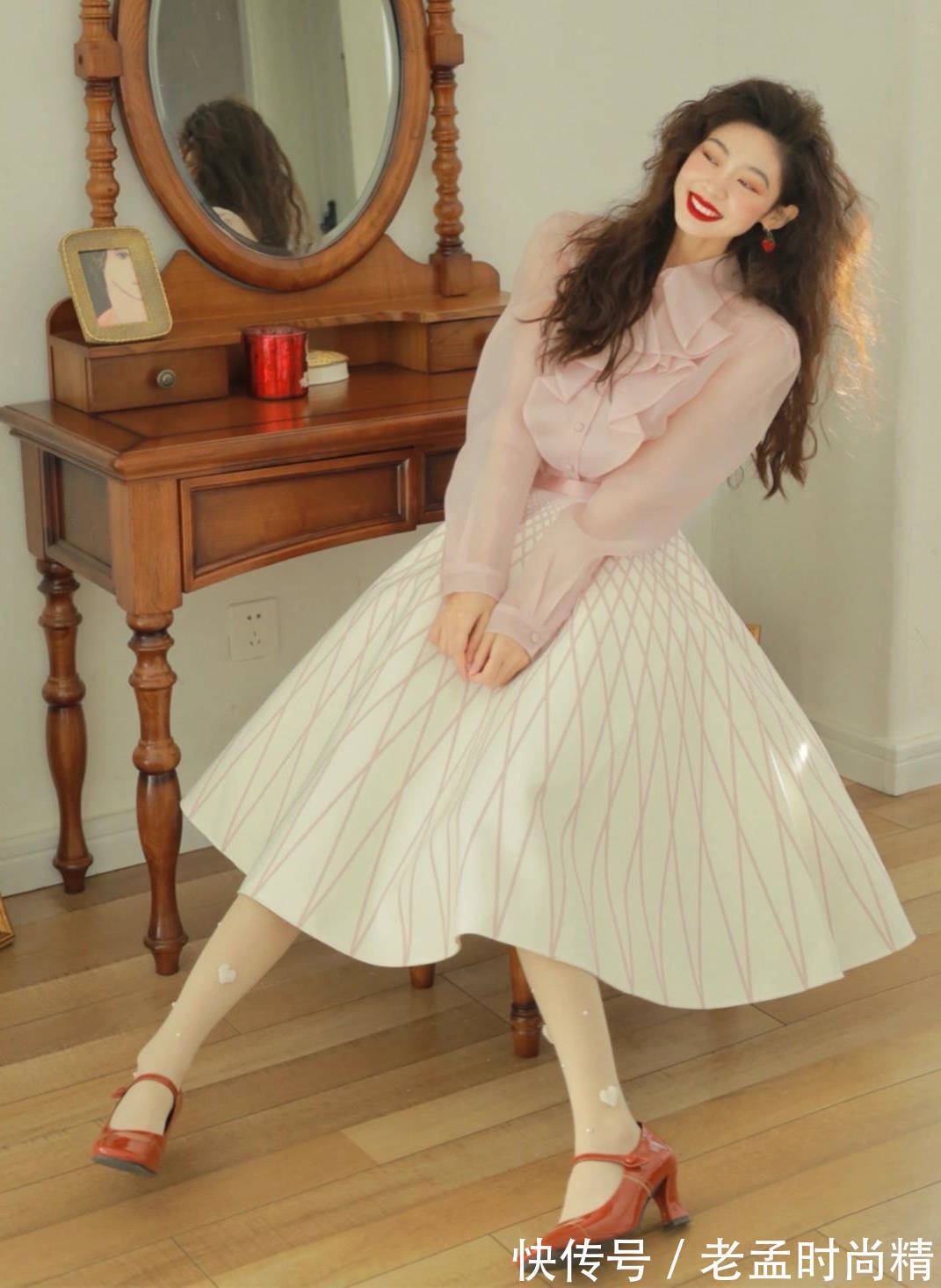 穿搭 半身裙下面不一定配高跟鞋,今年流行这样穿