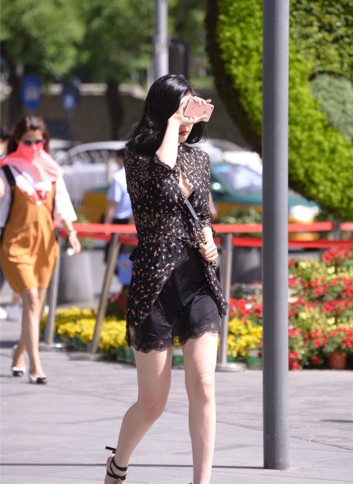 利用“黑胶布”去当鞋带,还挂两个“铃铛”,走路“噪音”太大