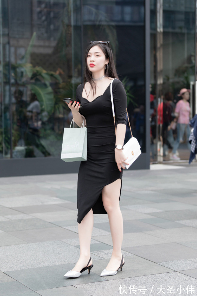 时髦 美女街拍:为秀美腿豁出去了,把裙子“剪”到大腿根,意外很时髦!