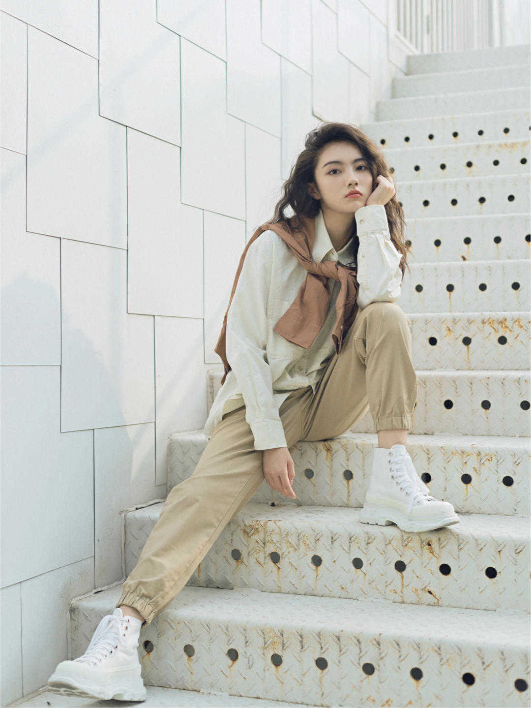 针织衫 一件卡其色裤子的时尚感,秋冬就要这么穿,简直太高级了