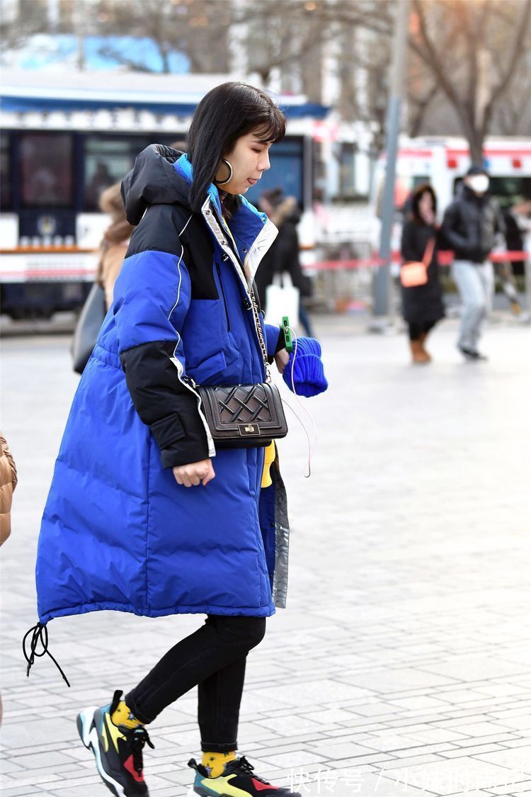 身材 街拍:宽松款式的蓝色羽绒服,被小姐姐高挑身材衬托的非常漂亮!