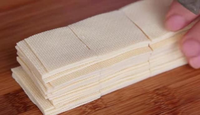 豆腐皮别总炒着吃了，这样做的豆腐皮个个鼓大泡，嘎嘣脆