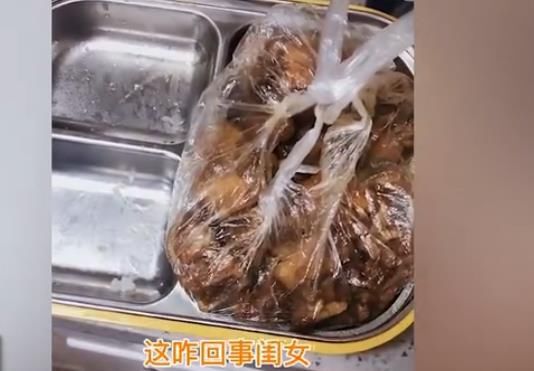 打包|怕妈妈没做饭，一年级女娃“打包”学校剩菜带回家，老师反应亮了