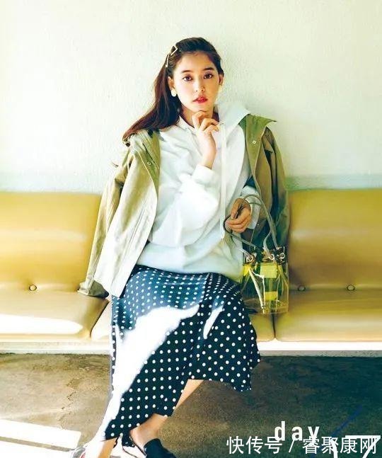 随性|卫衣+半裙=早秋最火混搭套路,时髦又有女人味