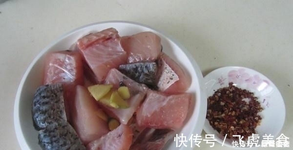 红烧|草鱼别红烧了，大厨教你一招“新吃法”，肉质鲜嫩还补钙，快收藏