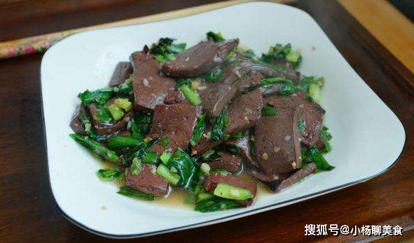 炒猪血时，直接下锅炒就错了！多做1步，猪血无腥味，还香嫩好吃